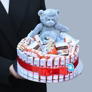 Композиция с мишкой и киндерами