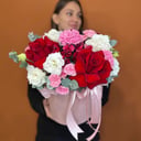 Цветочная композиция в шляпной коробке из роз и гвоздик