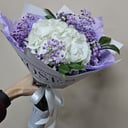 Букет из гортензии и гипсофилы