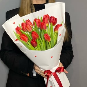 Монобукет весенних алых тюльпанов