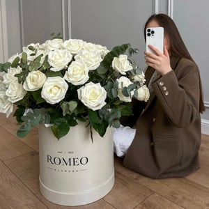 Шляпная коробка с цветами «Букет белых роз»