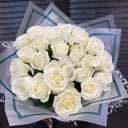 Букет «25 белых роз 60 см в оформлении»