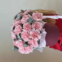 композиция из розовых гвоздик в шляпной коробке