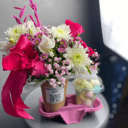 Подарочный набор «Цветы в стаканчике и хрустящее безе» из хризантем и гипсофил