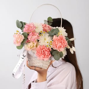 Нежная корзинка с цветами из эустом и хризантем