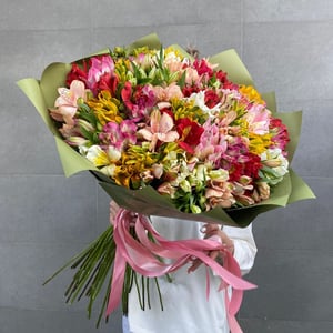 Букет из 55 альстромерий "Лето"
