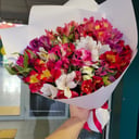 Букет из ярких альстромерий