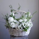 Букет «Корзина цветов Венера» из роз и эустом