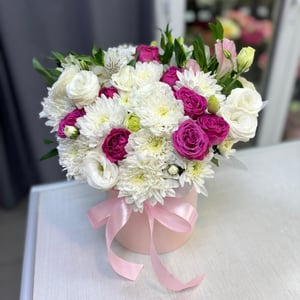 Шляпная коробка с цветами «Цветочная гармония» из хризантем и альстромерий