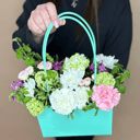 Коробка с цветами «Сумочка с цветами Лето» из хризантем