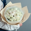 Букет «25 белых кенийских роз в нежном оформлен»