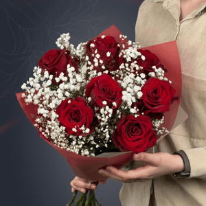 Букет из 7 красных роз и гипсофилы