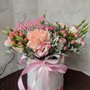 Шляпная коробка с цветами «Композиция с цветами для Мамы» из гвоздик и эустом