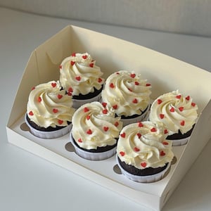 Капкейки с красными сердечками