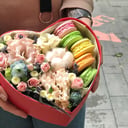 Композиция «Сердце Парижа» из роз и эустом