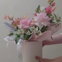 Шляпная коробка с цветами «Узор волны» из альстромерий и эустом