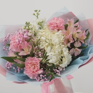 Авторский букет 13 из гвоздик и альстромерий