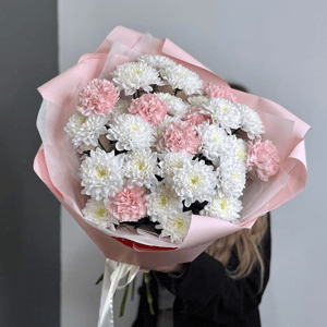 Букет с кустовой хризантемой и диантусам