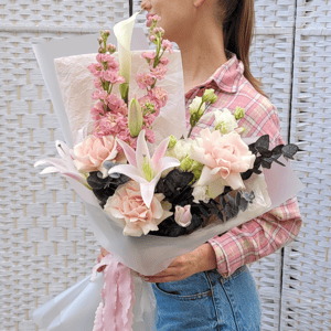 Букет «Призрачная красота» из эустом и экзотических цветов