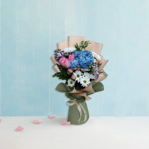 Букет «Яркий момент» из роз и эустом