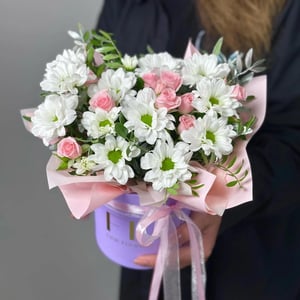 Шляпная коробка с цветами «Композиция с ромашками и кустовой розой»