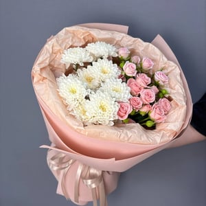 Букет из хризантем и кустовых роз