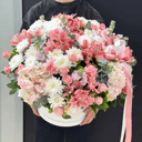 Шляпная коробка с цветами «Композиция "Очарование"» из гвоздик и хризантем