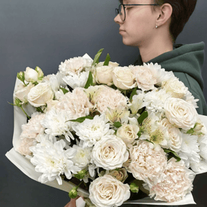 Нежность, букет из диантусов, роз и хризантем