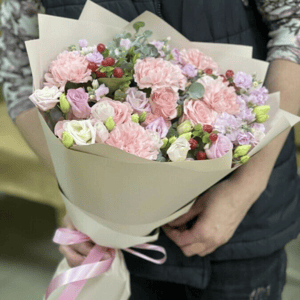 Букет «Французское кружево» из гвоздик и эустом