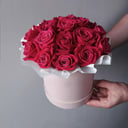 Шляпная коробка с цветами «Коробка"25 малиновых роз"»