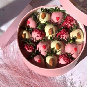 Клубника в шоколаде в шляпной коробке