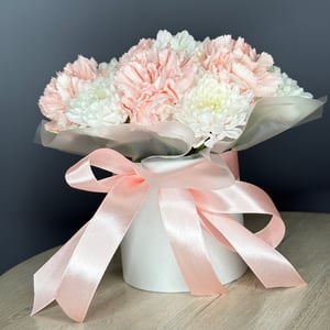 Шляпная коробка с цветами «Комплимент» из гвоздик и хризантем