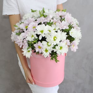 Шляпная коробка с цветами «Милая особа» из хризантем