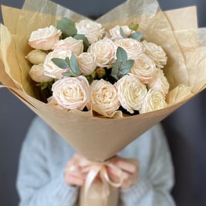 Пионовидная роза с эвкалиптом в букете