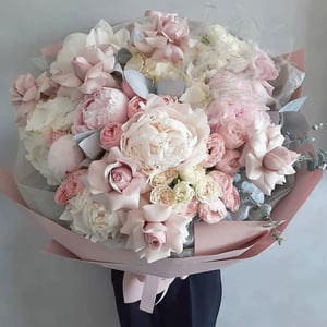 Букет «Мирабела» из роз и пионов