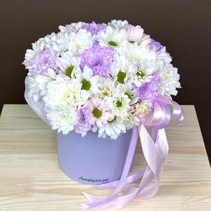 Шляпная коробка с цветами «Композиция в коробке "Лиловый вечер"» из хризантем