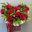 Коробка с цветами «11 роз и альстромерии»