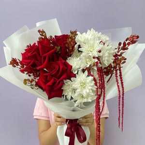 Букет с красными розами и хризантемой