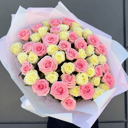 Букет из 51 розовой и белой розы