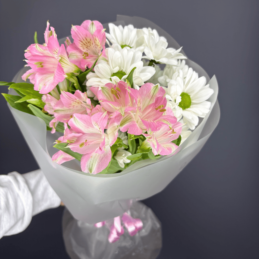 Авторский букет из альстромерий и хризантем