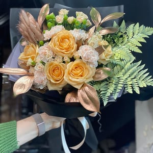 Букет «Джеймс» из роз и гвоздик