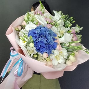 Букет «На крыльях ветра» из роз и эустом