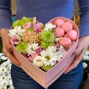 Композиция «Сладкоежке» из роз и эустом