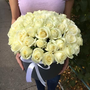 Шляпная коробка с цветами «51 белая Роза в коробке»