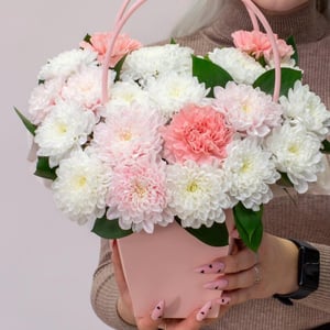 Коробка с цветами «Композиция в сумочке» из хризантем