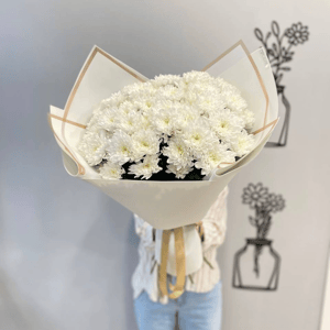 Букет «9 хризантем в белом оформлении»