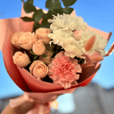 Комплимент букет с кустовой розой из хризантем