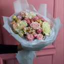 Букетик нежный из роз и эустом