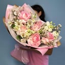 Букет с альстромерией и розами