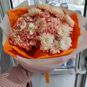 Букет оранжевых хризантем с гортензией